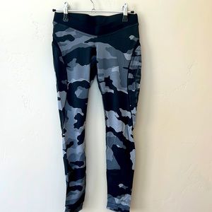 Better Bodies leggings. Black and gray camo. Size XS